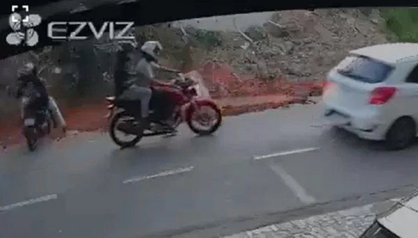 Jovem sem habilitação e bêbado cai de moto em cratera em Ubá (MG)