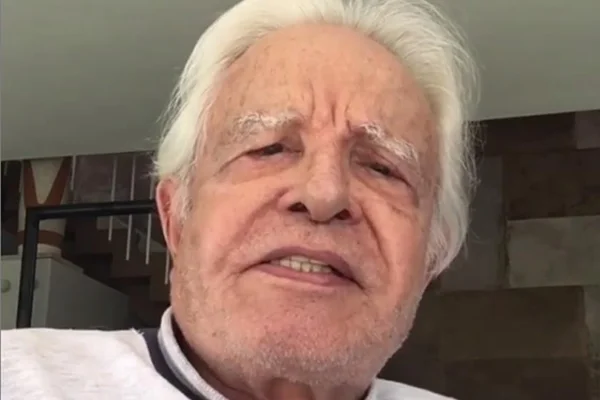 Aos 91 anos, Cid Moreira reaparece em vídeo sendo cuidado pela mulher