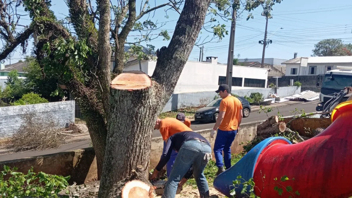 Paraná: presos trabalham em reconstrução de escolas destruídas por temporal