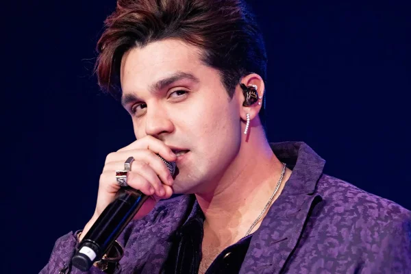 Imagem colorida de Luan Santana cantando em um show - Metrópoles
