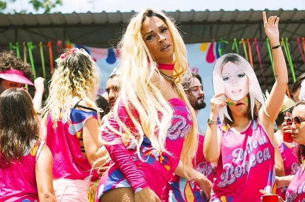 Drag queens invadem os palcos e se lançam como cantoras no Brasil