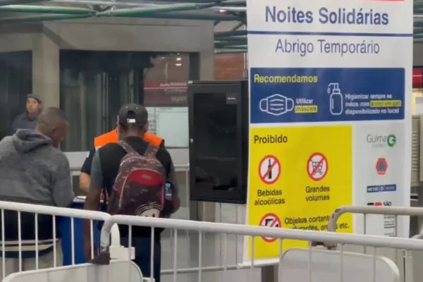 Imagem colorida do Abrigo Solidário montado na estação Pedro II do Metrô pelo frio em São Paulo. - Metrópoles