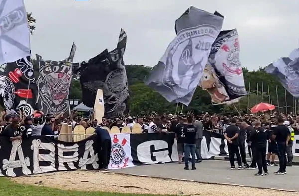 Organizadas do Corinthians protestam no CT contra momento do time