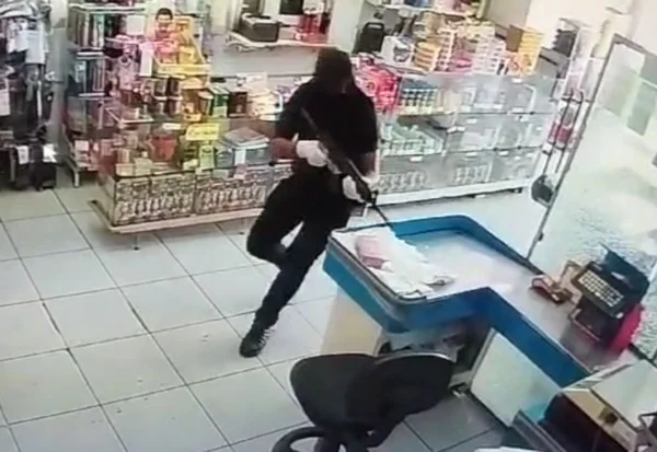 Homem invade mercado com fuzil em Rio Claro