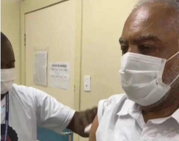 Gilberto Gil recebe primeira dose da vacina contra Covid-19