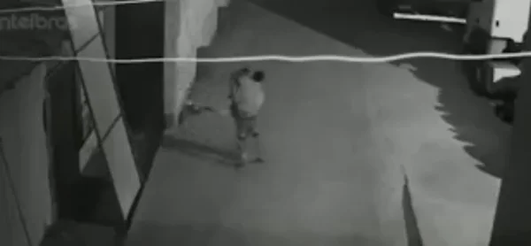 Captura de tela de vídeo em que homem ataca mulher