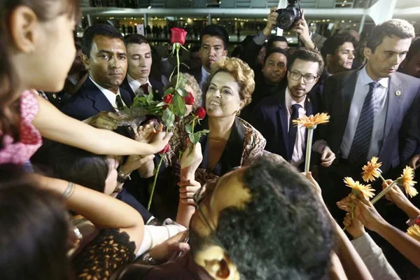 Dilma cumprimenta mulheres em “abraçaço” no Palácio do Planalto