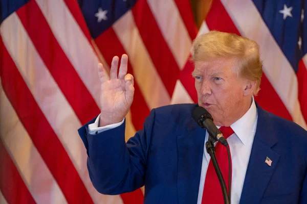 Imagem colorida mostra Donald Trump durante discurso após ser condenado pela Justiça dos EUA - Metrópoles