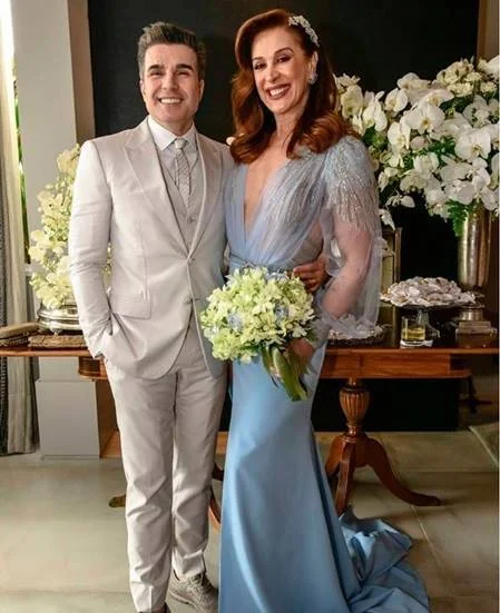 Juntos há oito anos, a atriz Claudia Raia e o ator Jarbas Homem de Mello realizaram a cerimônia na cobertura do casal, no bairro dos Jardins, em São Paulo, no dia 8/12 Juntos há oito anos, a atriz Claudia Raia e o ator Jarbas Homem de Mello realizaram a cerimônia na cobertura do casal, no bairro dos Jardins, em São Paulo, no dia 8/12
