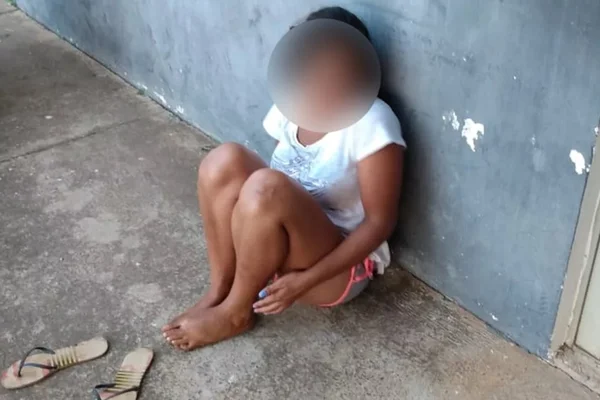 Mãe arremessa carrinho em avenida com filha de 7 meses dentro