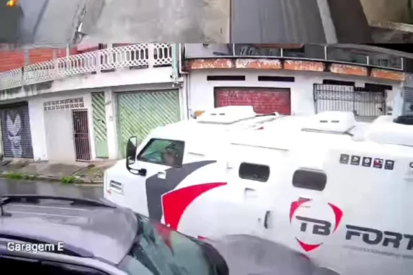 Carro-forte desgovernado derrapa e bate em caminhonete no ABC