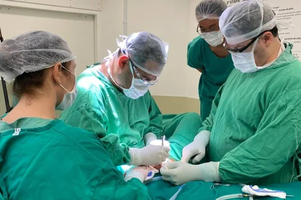 Gêmeas trans passam por cirurgia de readequação de sexo em SC