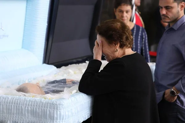 Mãe de Gugu Liberato faz despedida comovente durante velório