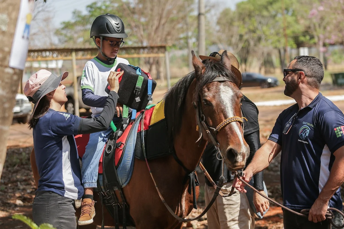 O menino, que tem autismo nível 3 de suporte e deficiência intelectual, completou três anos de acompanhamento com a equipe de equoterapia em agosto O menino, que tem autismo nível 3 de suporte e deficiência intelectual, completou três anos de acompanhamento com a equipe de equoterapia em agosto