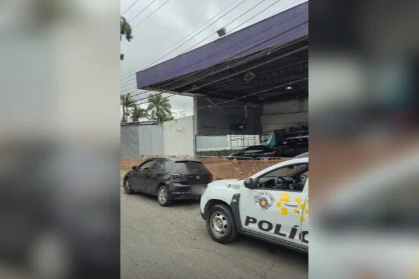 Imagem colorida de carro apreendido em operação policial. Metrópoles