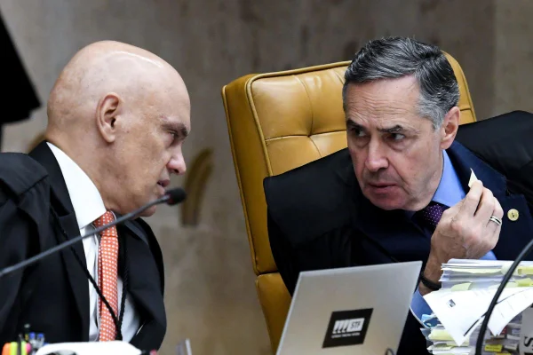 Os ministros do STF Alexandre de Moraes e Luís Roberto Barroso -- Metrópoles