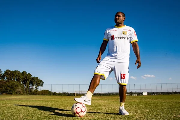 De volta para casa: Jobson retorna ao Brasiliense e assume a camisa 7