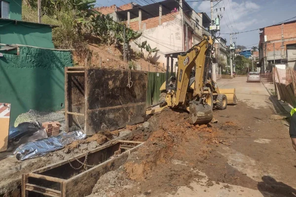 Imagem mostra obra de saneamento - Metrópoles