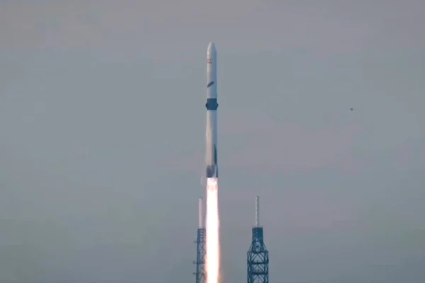 Foto colorida de lançamento de foguete da Blue Origin - Metrópoles
