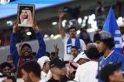 Torcedor do Al-Hilal segura fotografia de Mohammed Bin Salman