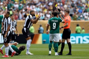 Após entrada dura, Barboza toma cartão amarelo com apenas três minutos de jogo Após entrada dura, Barboza toma cartão amarelo com apenas três minutos de jogo
