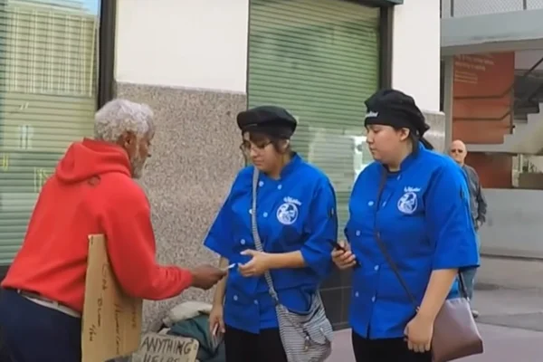 Papai Noel secreto distribui notas de US$100 através de morador de rua