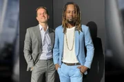 O baterista Anderson Nigro e o cantor Toni Garrido com ternos de Camargo
