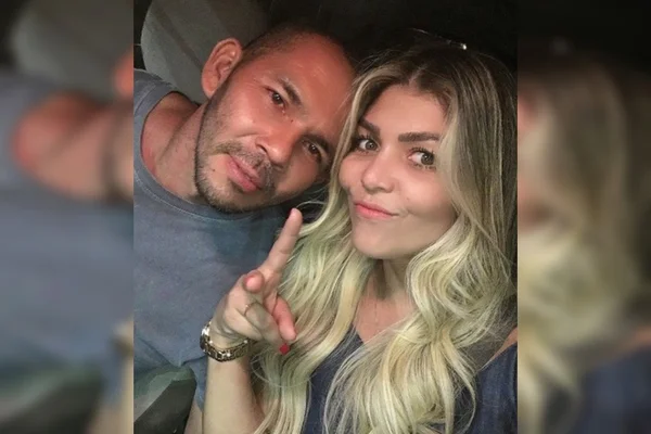 Mulher loira e homem careca