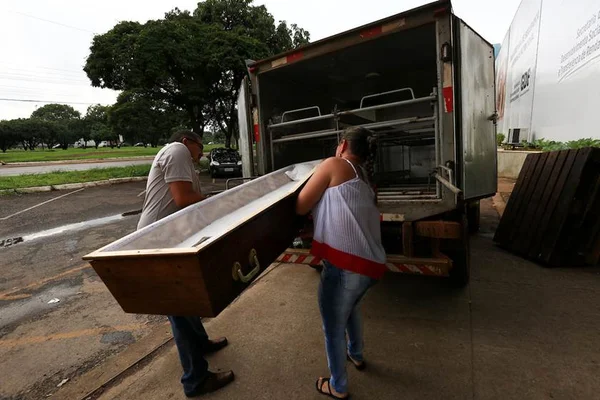 Enterros sociais: faltam caixões para sepultamentos no DF