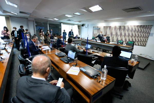 CCJ adia votação da reforma tributária após leitura de relatório