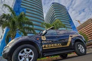 A Operação Compliance Zero tem como alvo um esquema de emissão e negociação de títulos de crédito falsos envolvendo instituições financeiras do Sistema Financeiro Nacional, entre elas o Banco de Brasília (BRB), onde policiais fazem buscas A Operação Compliance Zero tem como alvo um esquema de emissão e negociação de títulos de crédito falsos envolvendo instituições financeiras do Sistema Financeiro Nacional, entre elas o Banco de Brasília (BRB), onde policiais fazem buscas