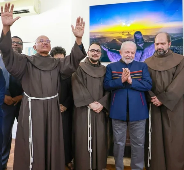Lula com os freis franciscanos