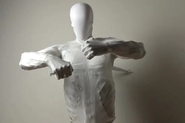 Print colorido de robô humanoide feito de microfibras plásticas de cor branca que simulam perfeitamente um torço humano - Metrópoles.