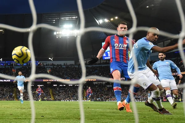 Fernandinho faz gol contra e Manchester City tropeça no Inglês