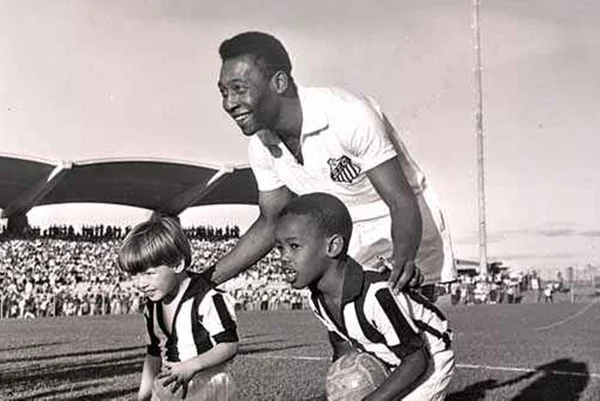 Pelé no estádio Pelezão