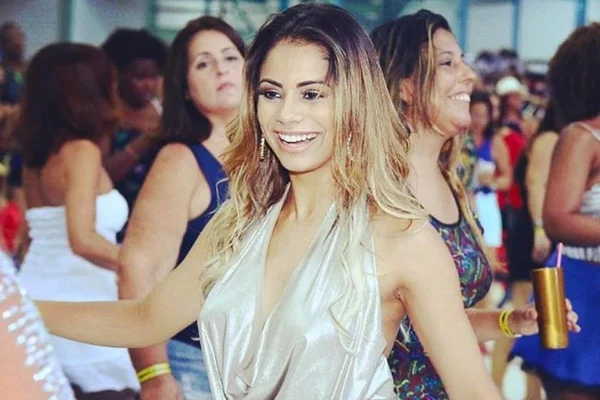 De fio-dental, Lexa mostra bumbum gigante e fãs vão à loucura