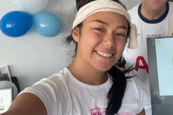 Foto de mulher com faixa na cabeça - Metrópoles