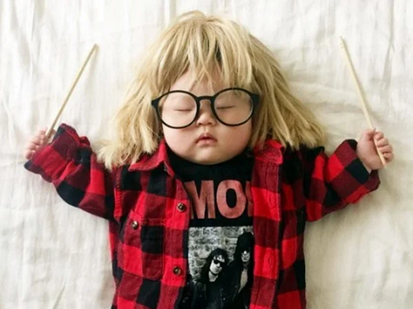Mãe fotógrafa fantasia bebê enquanto ele dorme