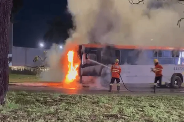Passageiros são retirados às pressas após ônibus pegar fogo na L2 Sul