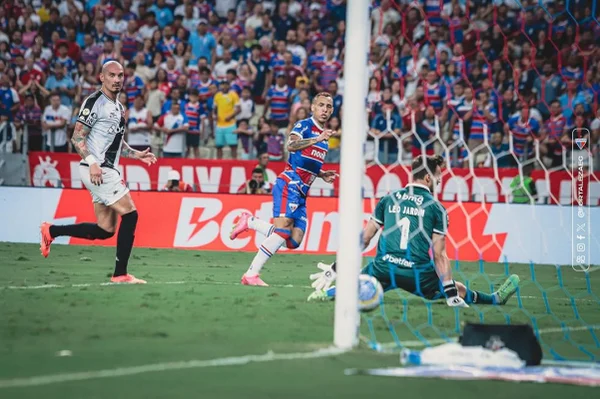 Foto colorida de gol do Breno Lopes, do Fortaleza - Metrópoles