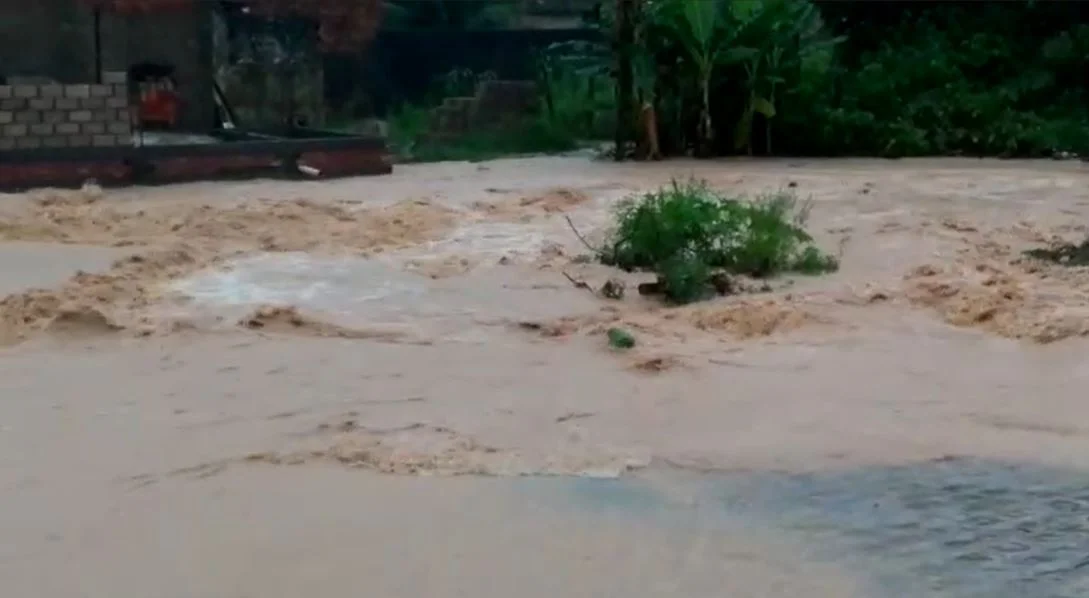 Chuva provoca queda de barreira e Bombeiros resgatam idoso em Maceió - imagem 4 Chuva provoca queda de barreira e Bombeiros resgatam idoso em Maceió - imagem 4