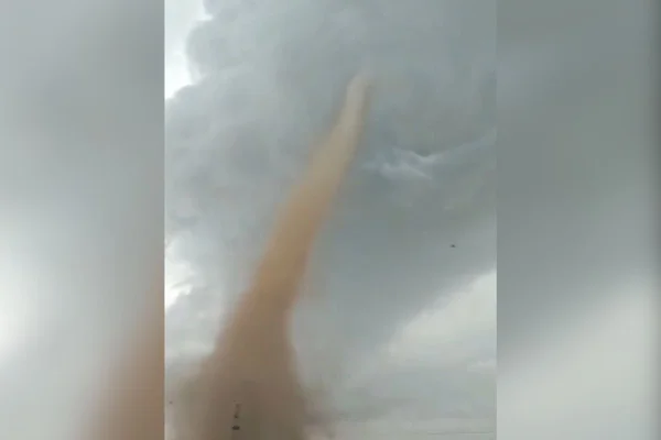 Vídeo: tornado gigante atinge parque geológico vulcânico da China