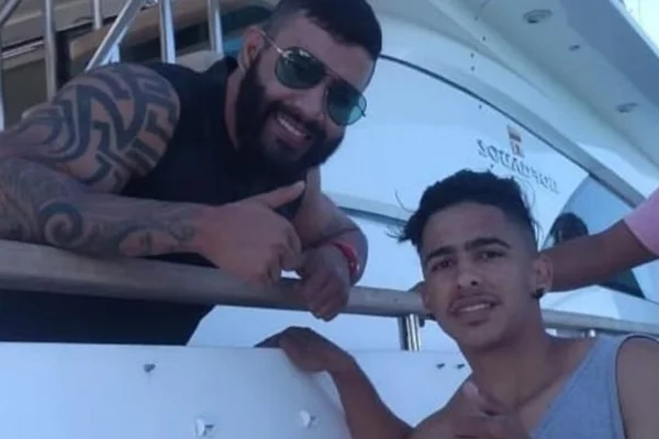 Após cantar em lancha para GL, jovem assina contrato milionário