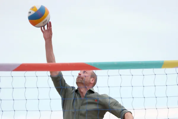 Após futebol, William joga partida de vôlei na praia de Copacabana