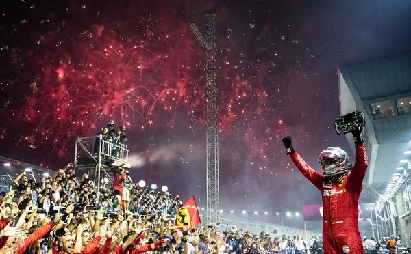 Vettel vence em Cingapura, encerra jejum e Ferrari faz dobradinha