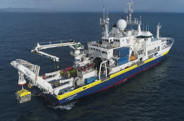 Navio francês L'Atalante - Metrópoles