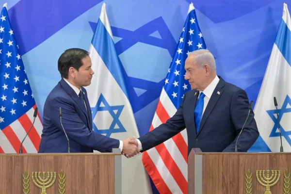 Foto colorida de Marco Rubio e Benjamin Netenyahu - Metrópoles