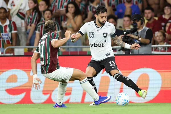 Botafogo e Fluminense se enfrentam em clássico vital para as equipes