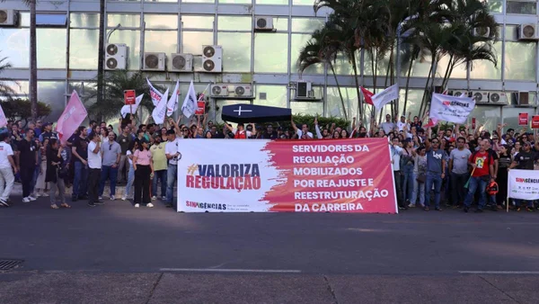 Imagem colorida de servidores durante protesto - Metrópoles
