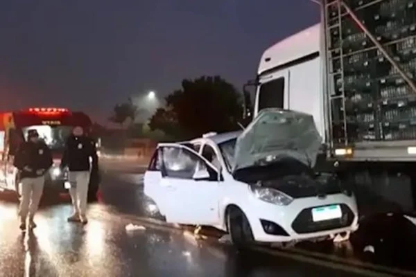 Bebê de 40 dias morre em grave acidente entre caminhão e carro no PR